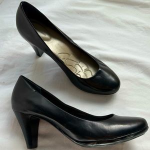 Giani Bernini black Leather cone Heels size 7